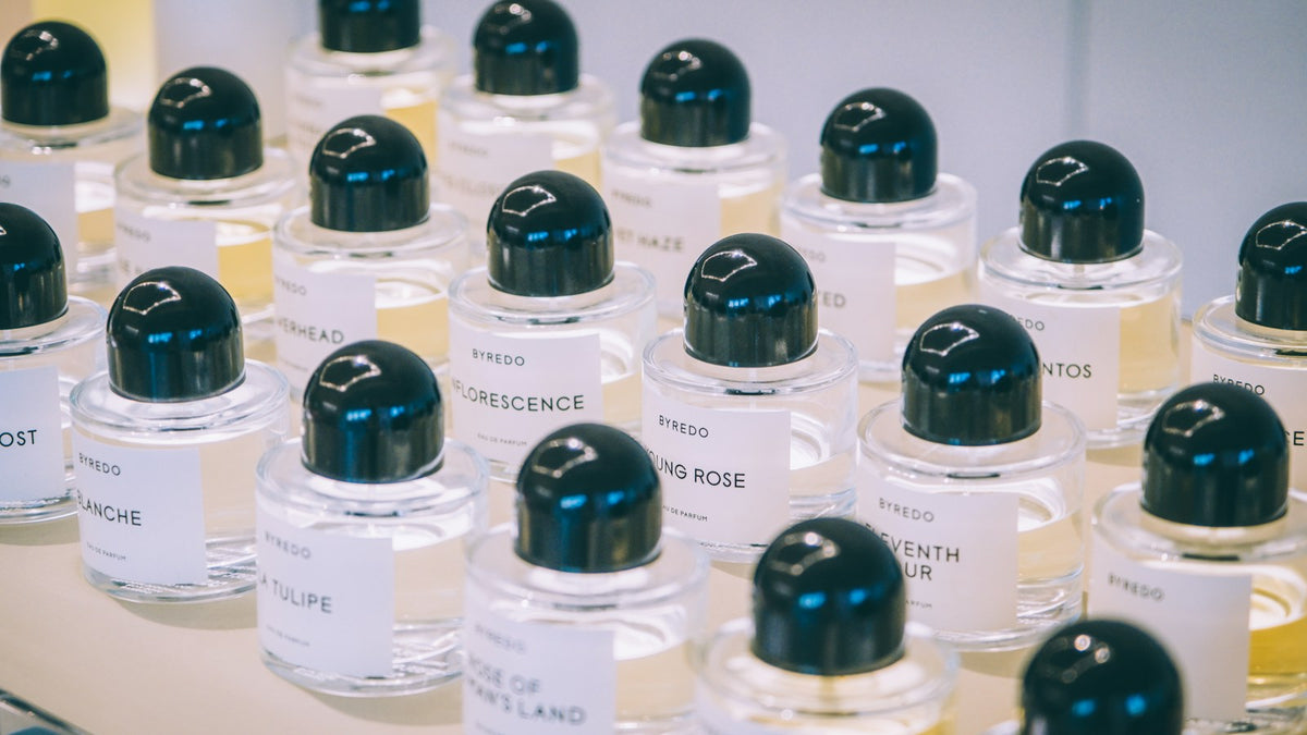 Nabídka různých vůní Byredo v parfumerii při výběru prvního parfému