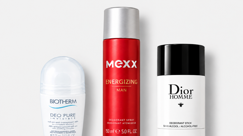 Deodoranty — Biotherm Deo Pure Invisible 48h 75 ml, Mexx Energizing Man 150 ml, Dior Dior Homme tuhý deodorant 75 ml; tři produkty na světlém šedém pozadí