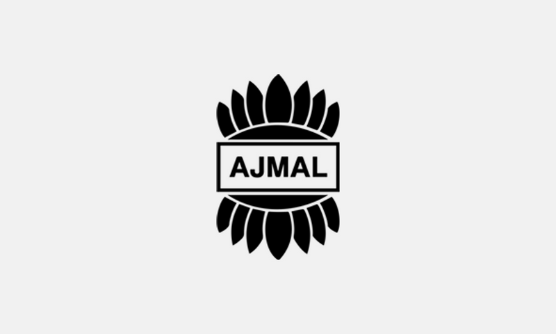 Ajmal – černé logo na světle šedém pozadí