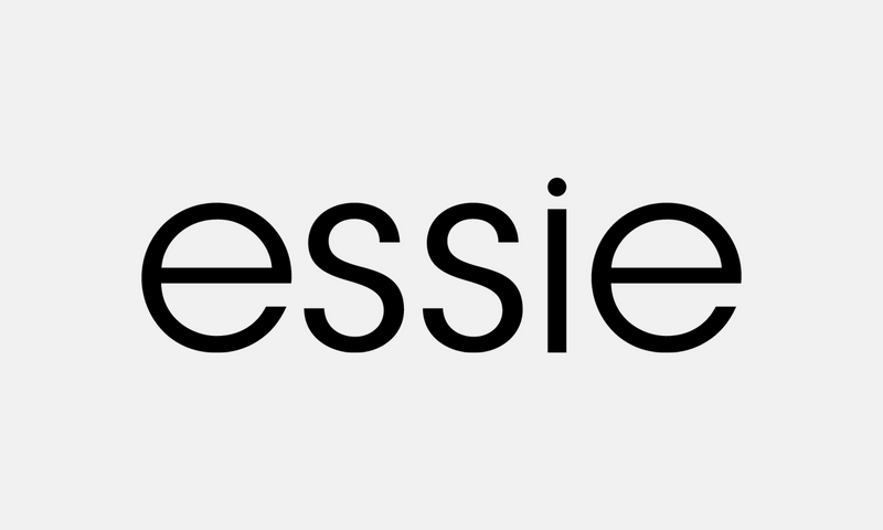 Essie – černé logo na světle šedém pozadí