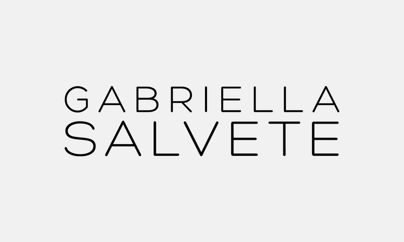 Gabriella Salvete – černé logo na světle šedém pozadí
