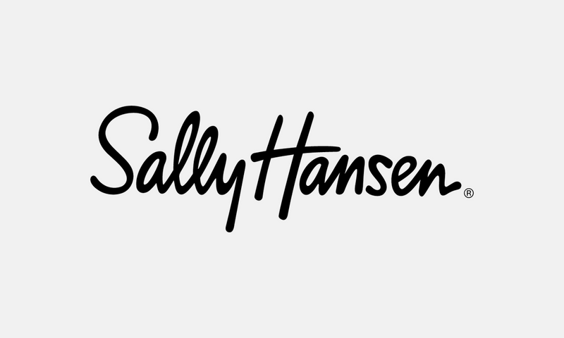 Sally Hansen – černé logo na světle šedém pozadí