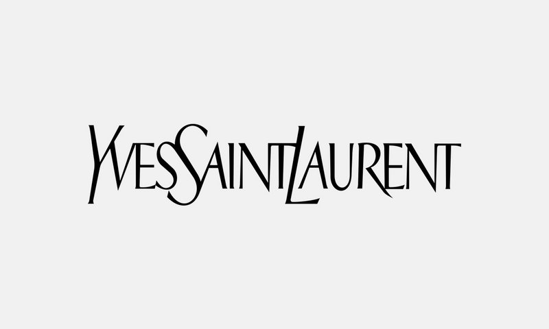 Yves Saint Laurent – černé logo na světle šedém pozadí