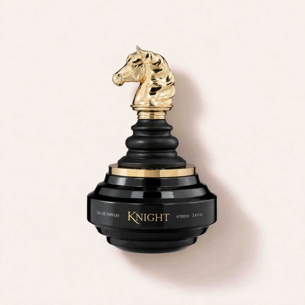 Flakon parfémované vody Armaf Checkmate Black Knight 100 ml na světlém pozadí – MrRizz