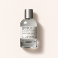 Le Labo Another 13 – flakon na světlém pozadí