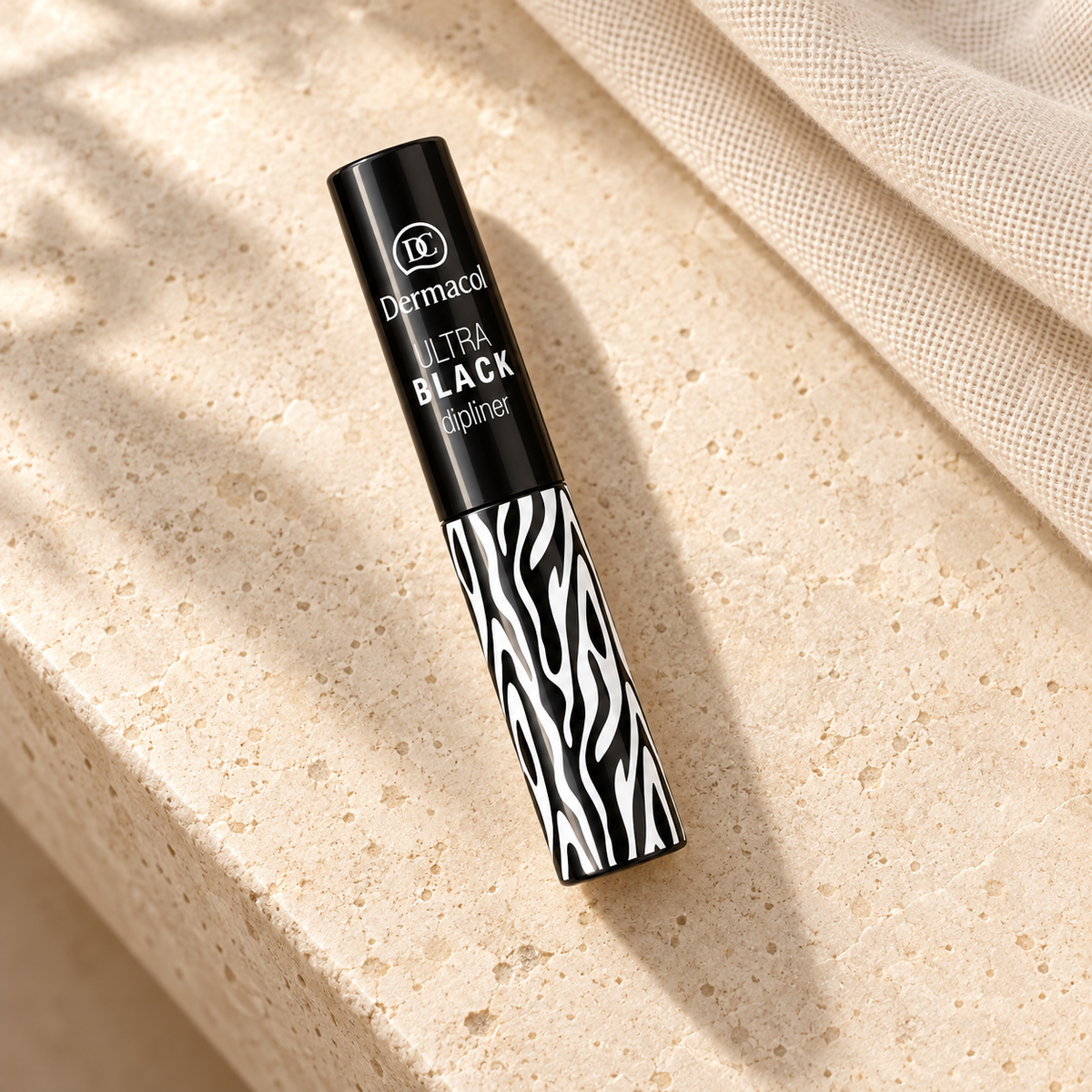 Dermacol Liquid Dipliner 2,8 ml – produkt v prostředí
