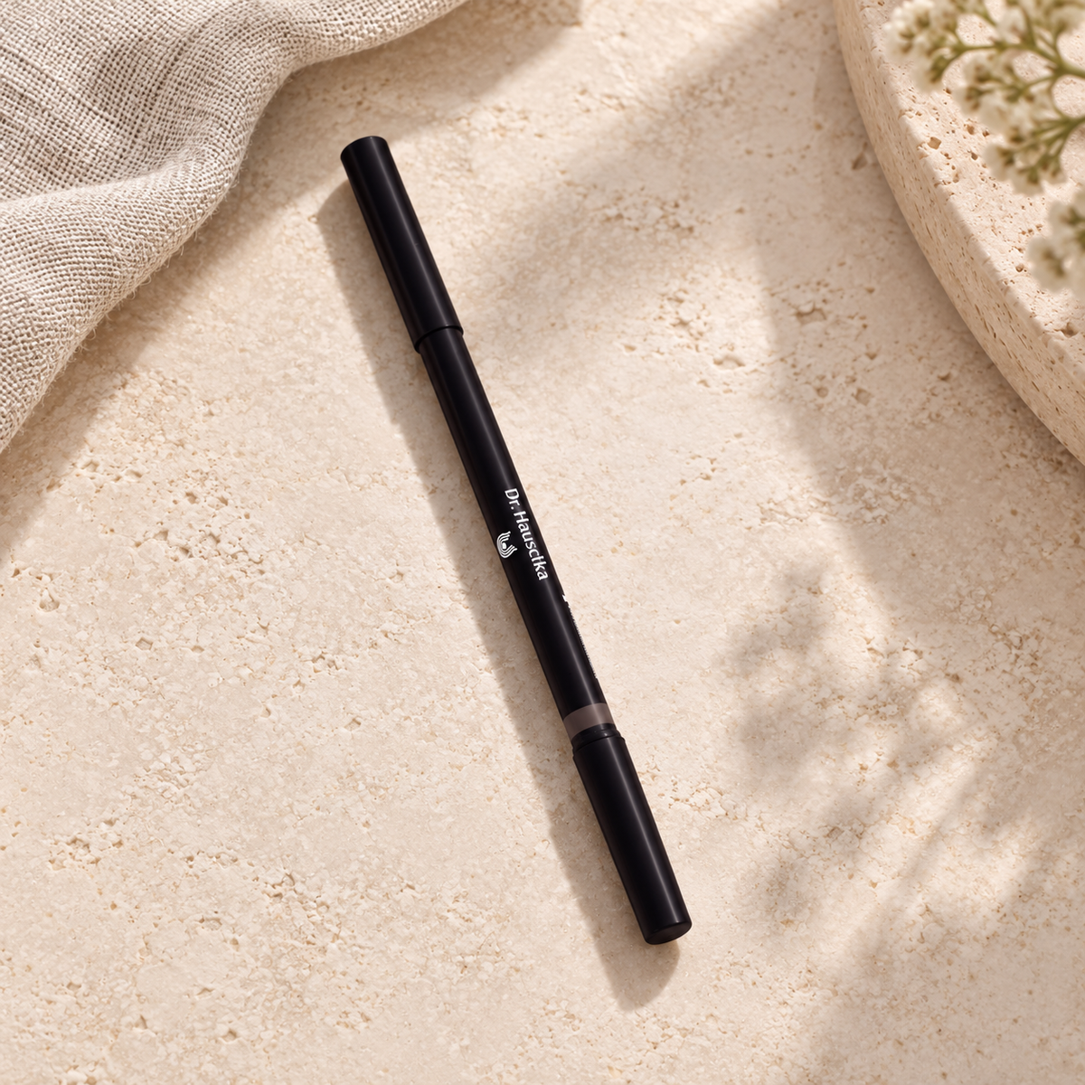 Dr. Hauschka Eyebrow Definer 1,05 ml – produkt v prostředí