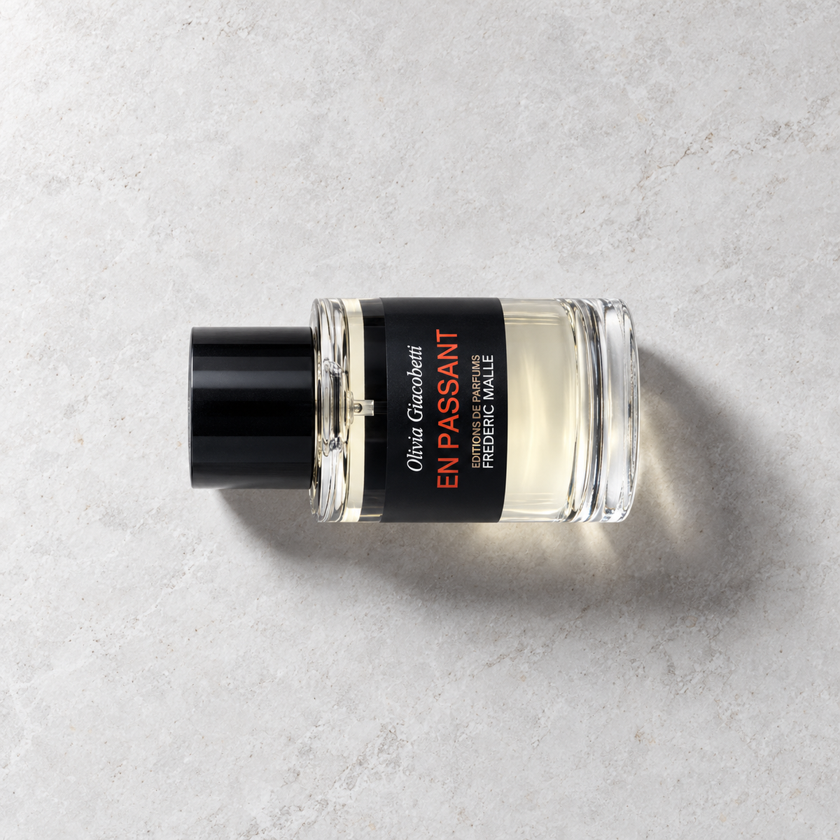 Frederic Malle En Passant 100 ml – parfém v prostředí, pohled shora s bočním stínem