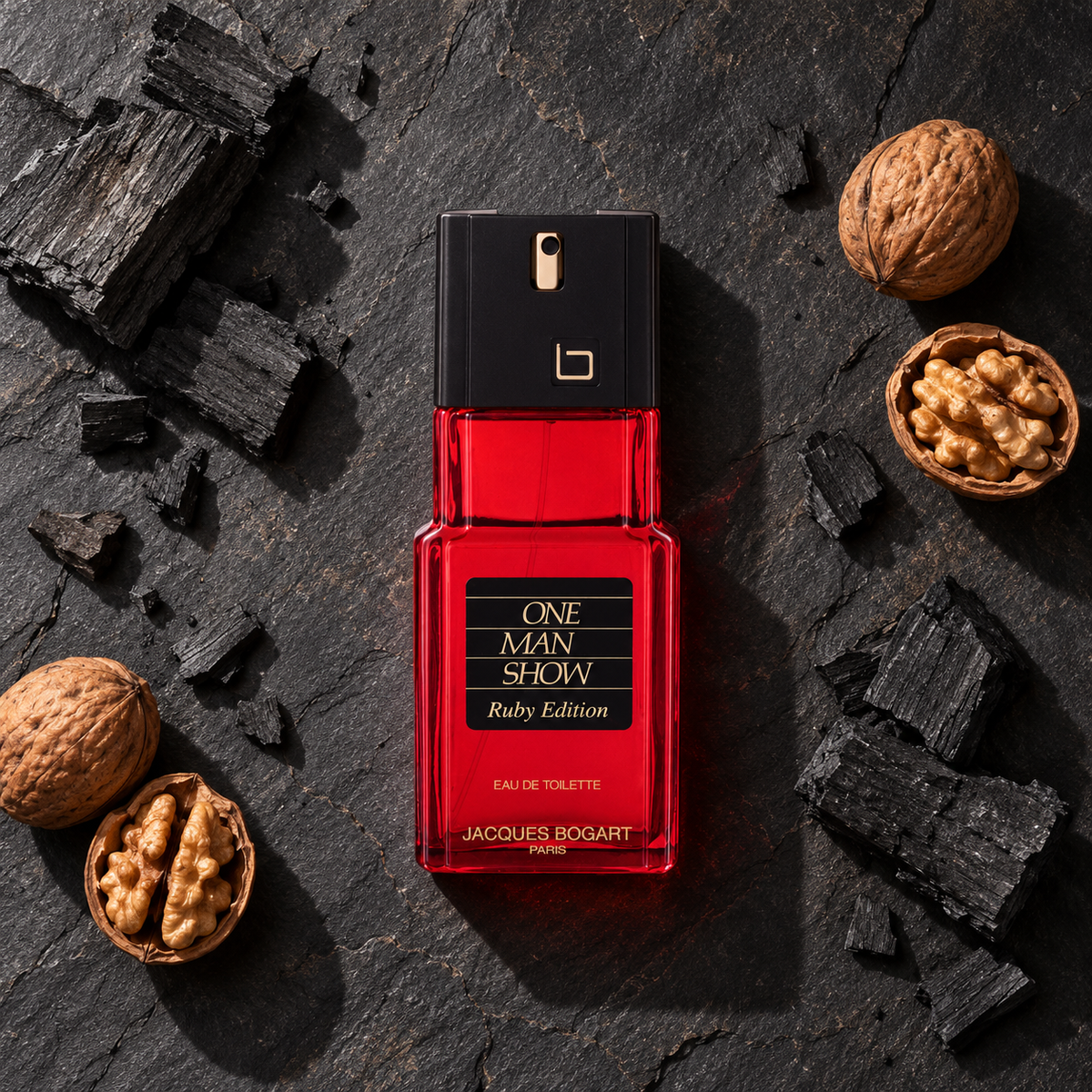 Jacques Bogart One Man Show Ruby Edition 100 ml – parfém v prostředí, pohled shora s bočním stínem
