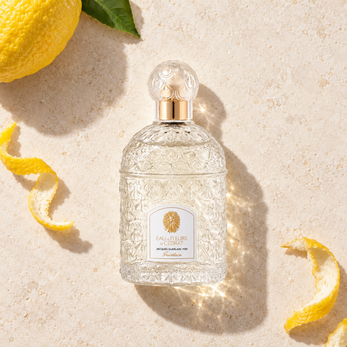 Guerlain Eau de Fleurs de Cedrat 100 ml – parfém v prostředí, pohled shora s bočním stínem