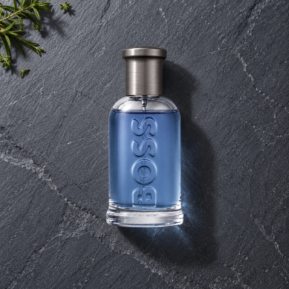 HUGO BOSS Boss Bottled Infinite 50 ml – parfém v prostředí, pohled shora s bočním stínem