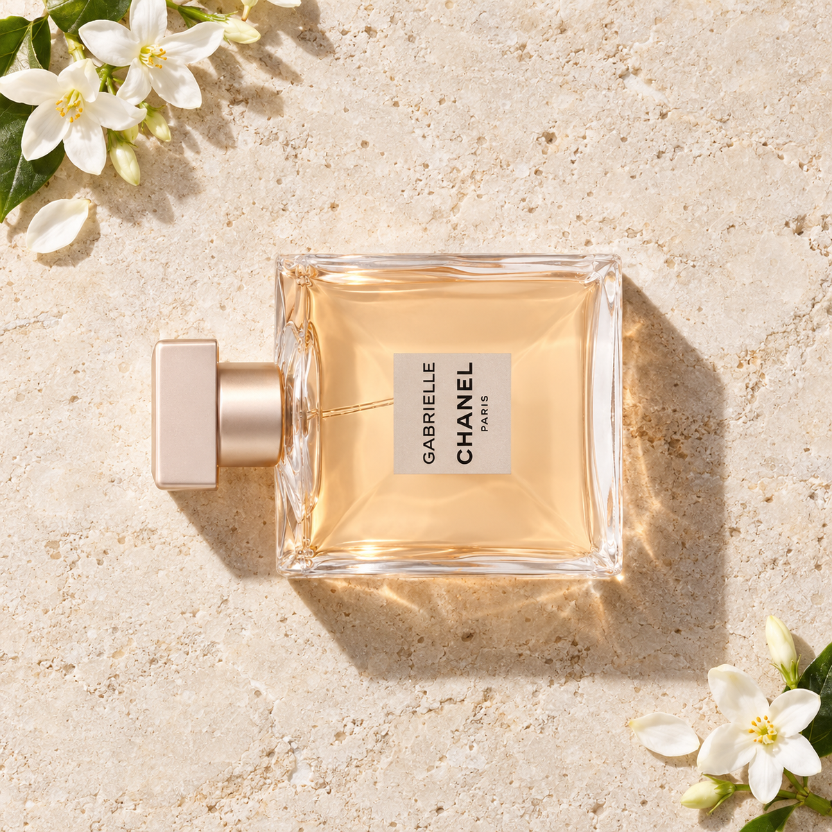 Chanel Gabrielle EDP 35 ml – parfém v prostředí, pohled shora s bočním stínem