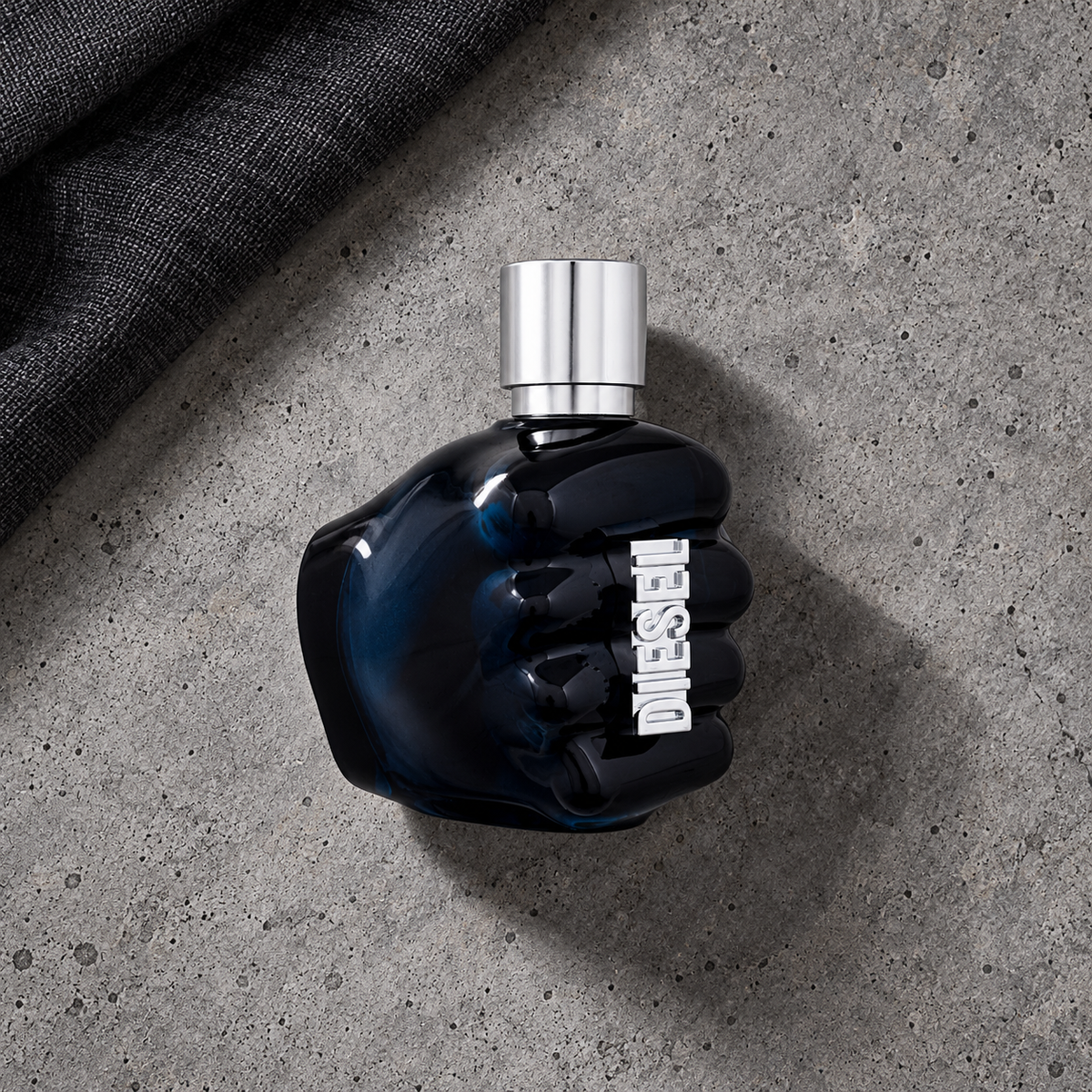 Diesel Only The Brave EDP 50 ml – parfém v prostředí, pohled shora s bočním stínem