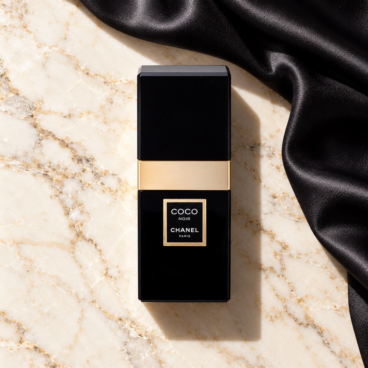 Chanel Coco Noir EDP 35 ml – parfém v prostředí, pohled shora s bočním stínem