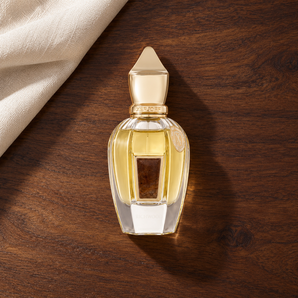 Xerjoff XJ 17/17 Richwood 50 ml – parfém v prostředí, pohled shora s bočním stínem
