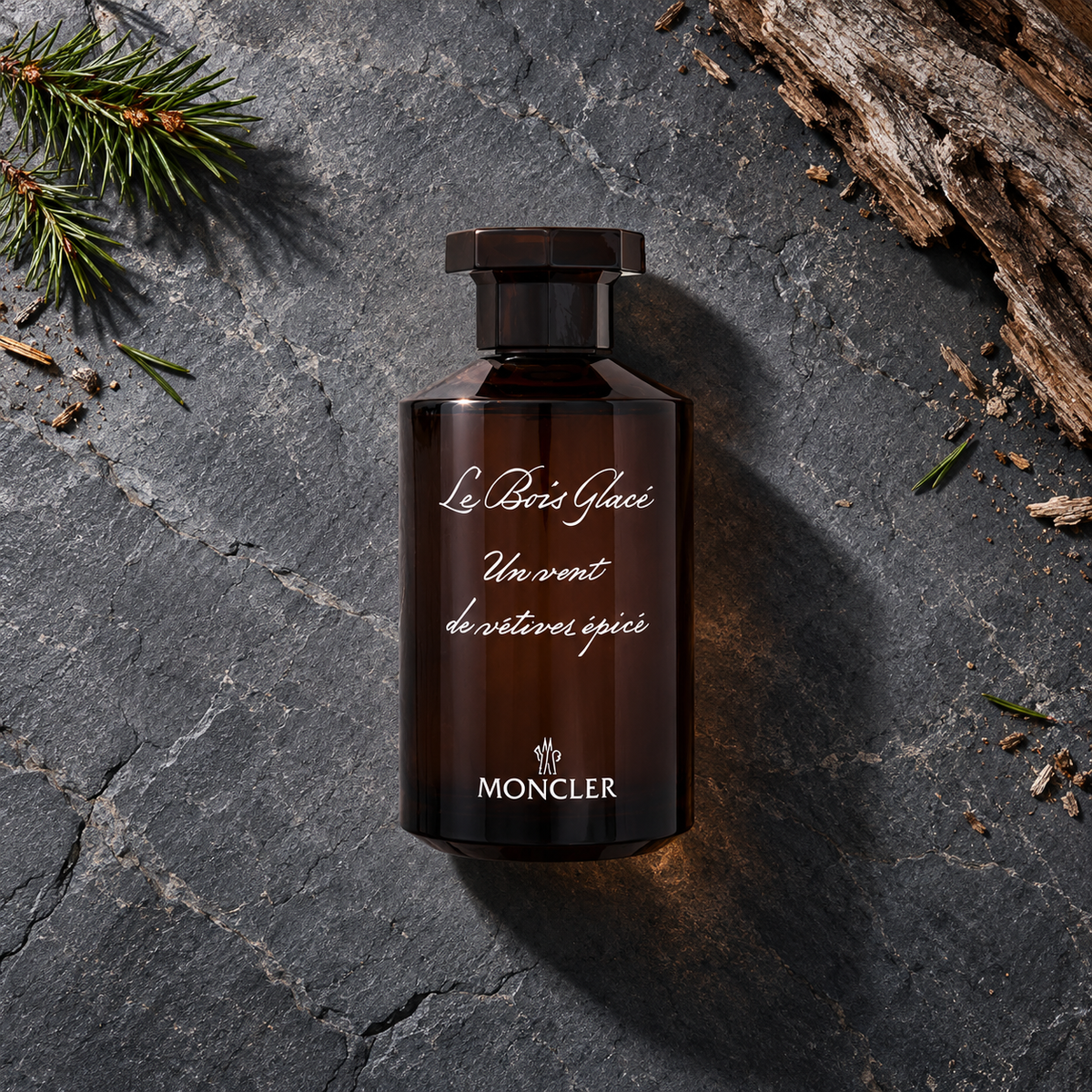 Moncler Le Bois Glacé 200 ml – parfém v prostředí, pohled shora s bočním stínem