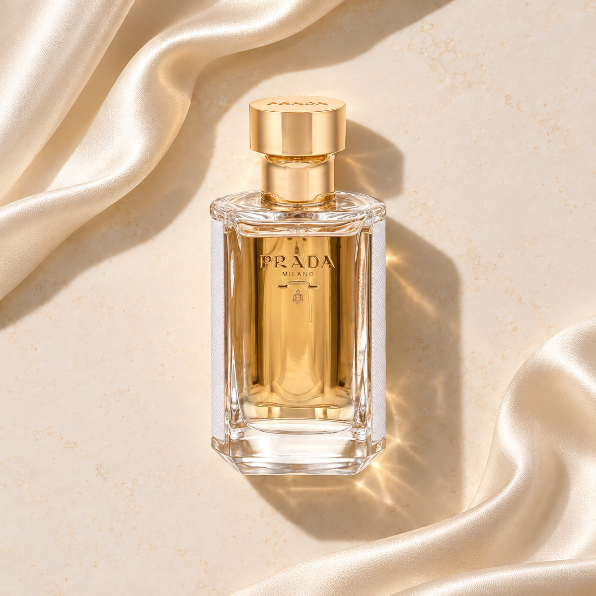 Prada La Femme EDP 50 ml – parfém v prostředí, pohled shora s bočním stínem