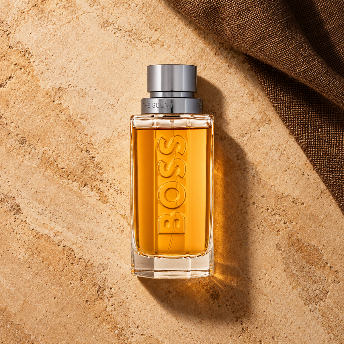 HUGO BOSS Boss The Scent EDT 100 ml – parfém v prostředí, pohled shora s bočním stínem