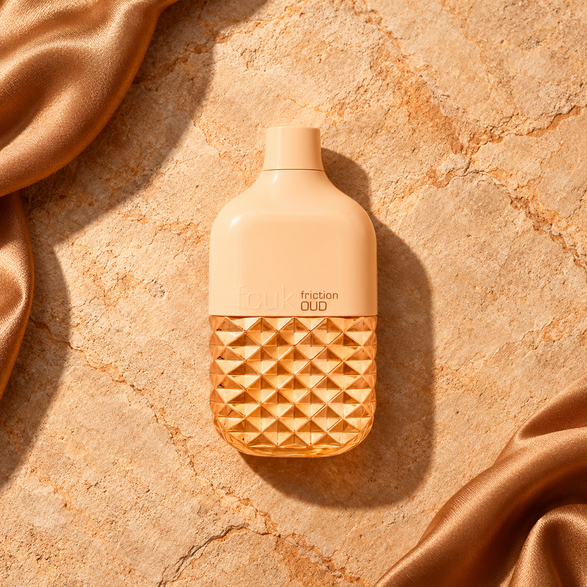Fcuk Friction Oud 100 ml – parfém v prostředí, pohled shora s bočním stínem