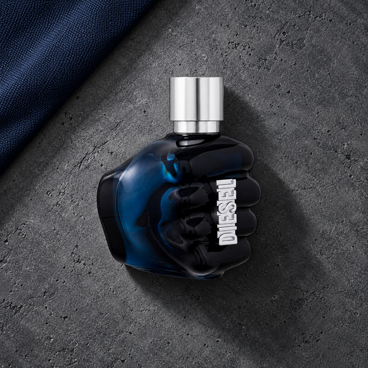 Diesel Only The Brave 35 ml – parfém v prostředí, pohled shora s bočním stínem