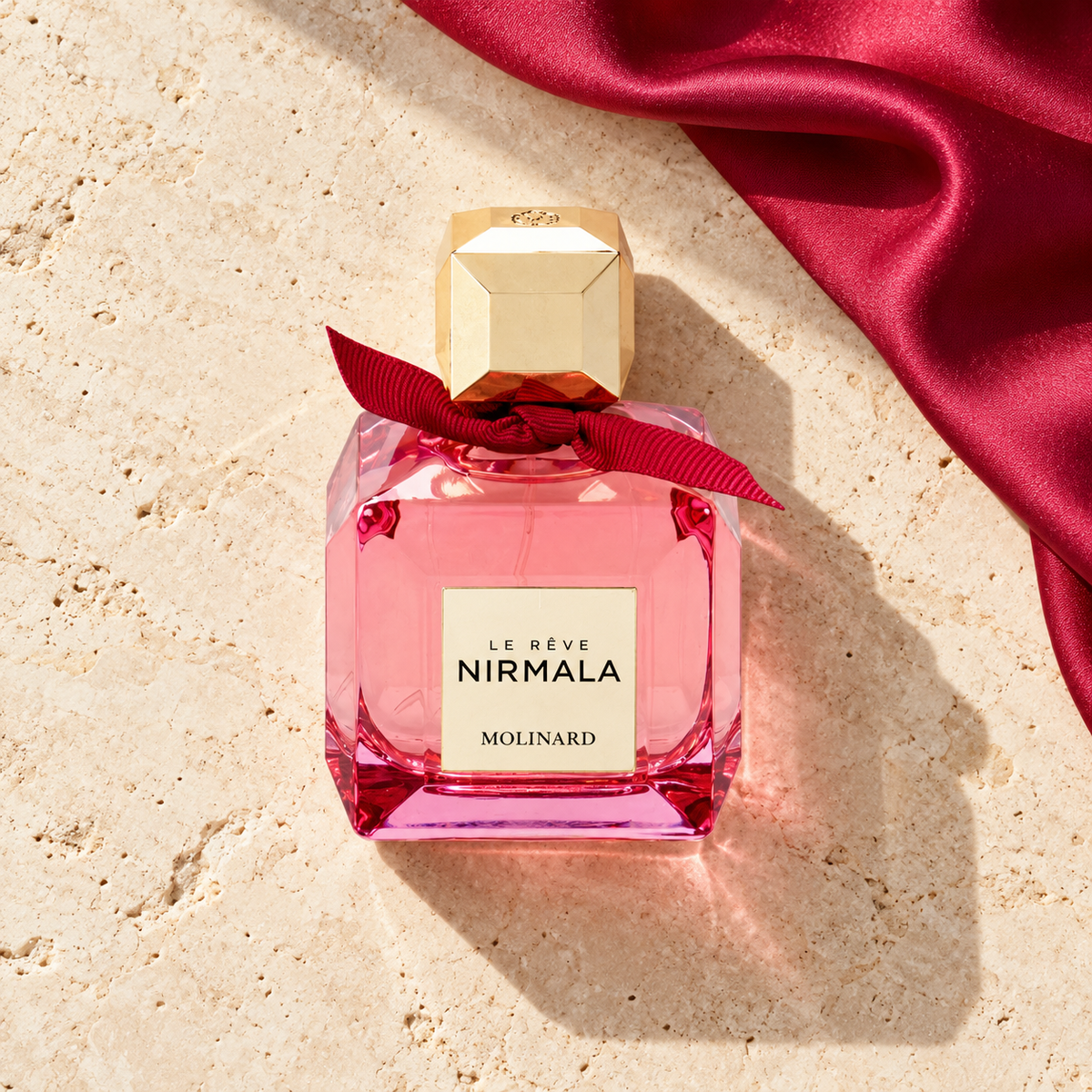 Molinard Le Rêve Nirmala EDT 75 ml – parfém v prostředí, pohled shora s bočním stínem