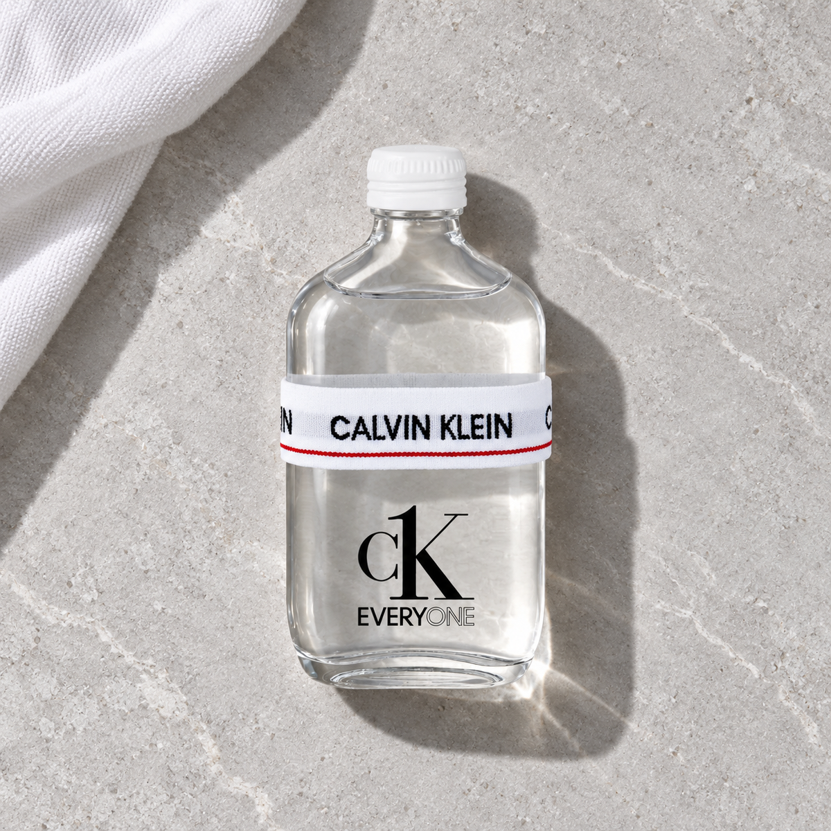 Calvin Klein CK Everyone EDT 100 ml – parfém v prostředí, pohled shora s bočním stínem