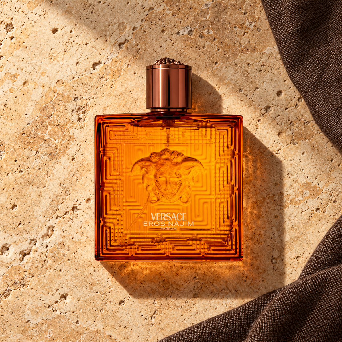 Versace Eros Najim Parfém 100 ml – parfém v prostředí, pohled shora s bočním stínem