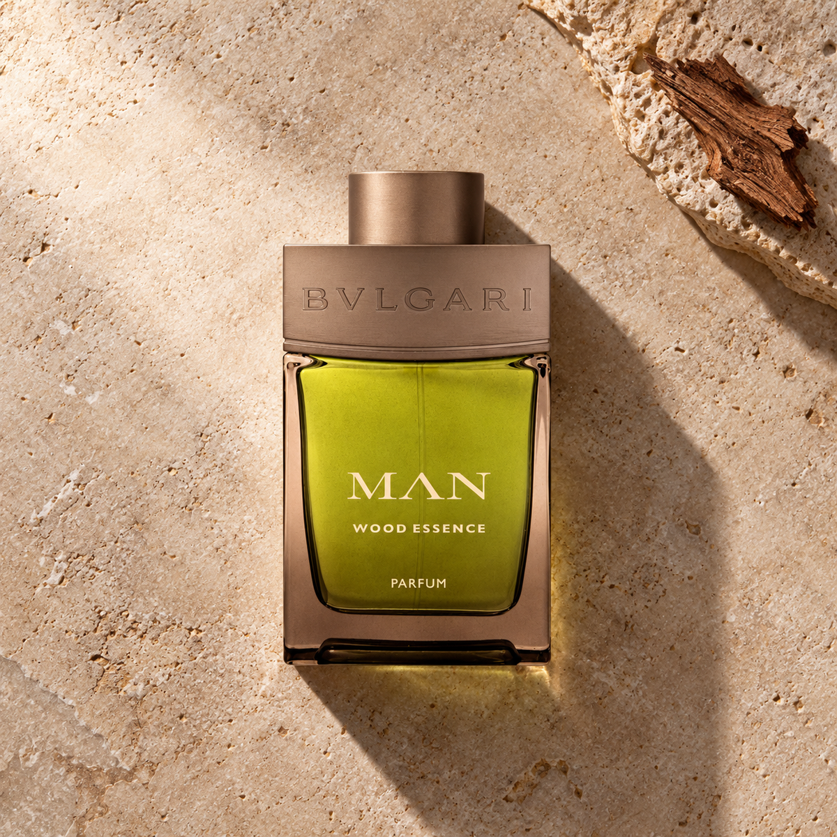 Bvlgari MAN Wood Essence 100 ml – parfém v prostředí, pohled shora s bočním stínem