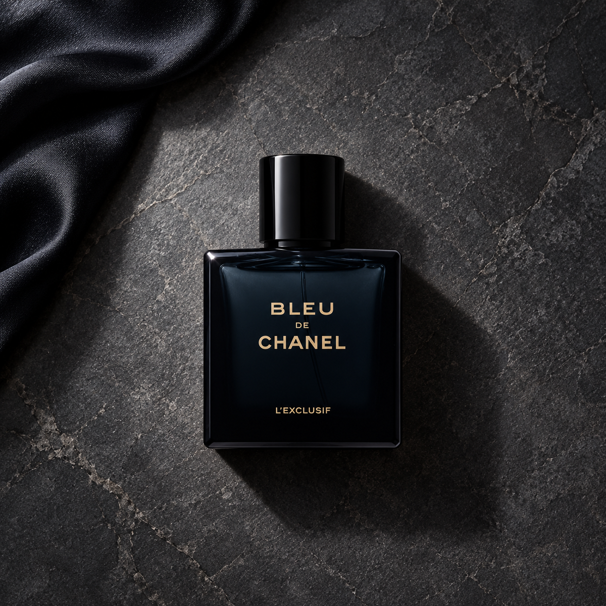 Chanel Bleu de Chanel L'Exclusif 60 ml – parfém v prostředí, pohled shora s bočním stínem