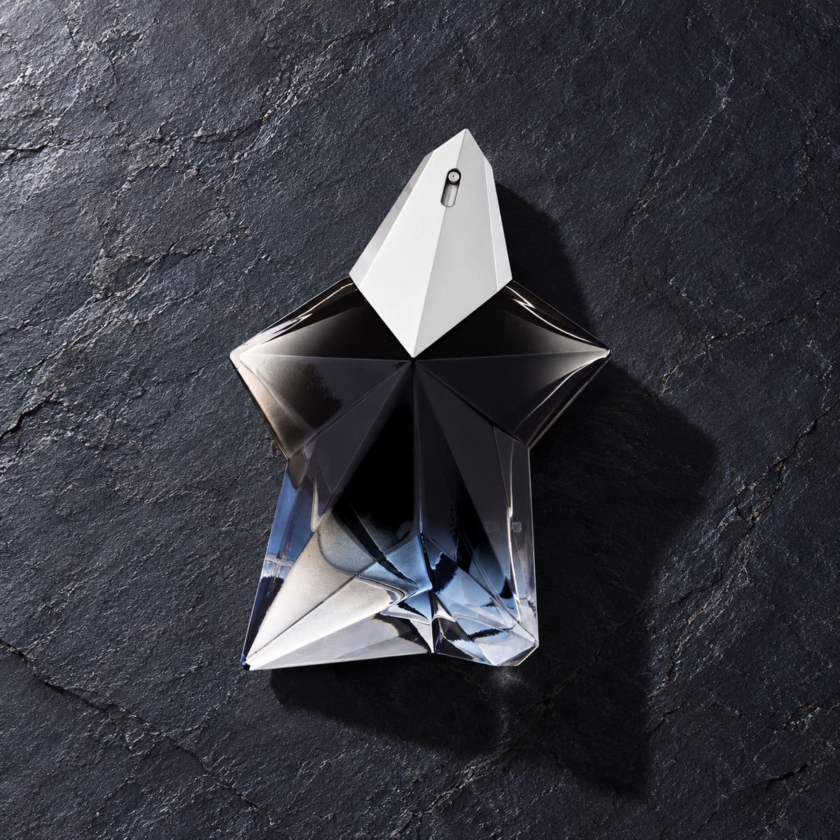 Mugler Angel Fantasm 100 ml – parfém v prostředí, pohled shora s bočním stínem