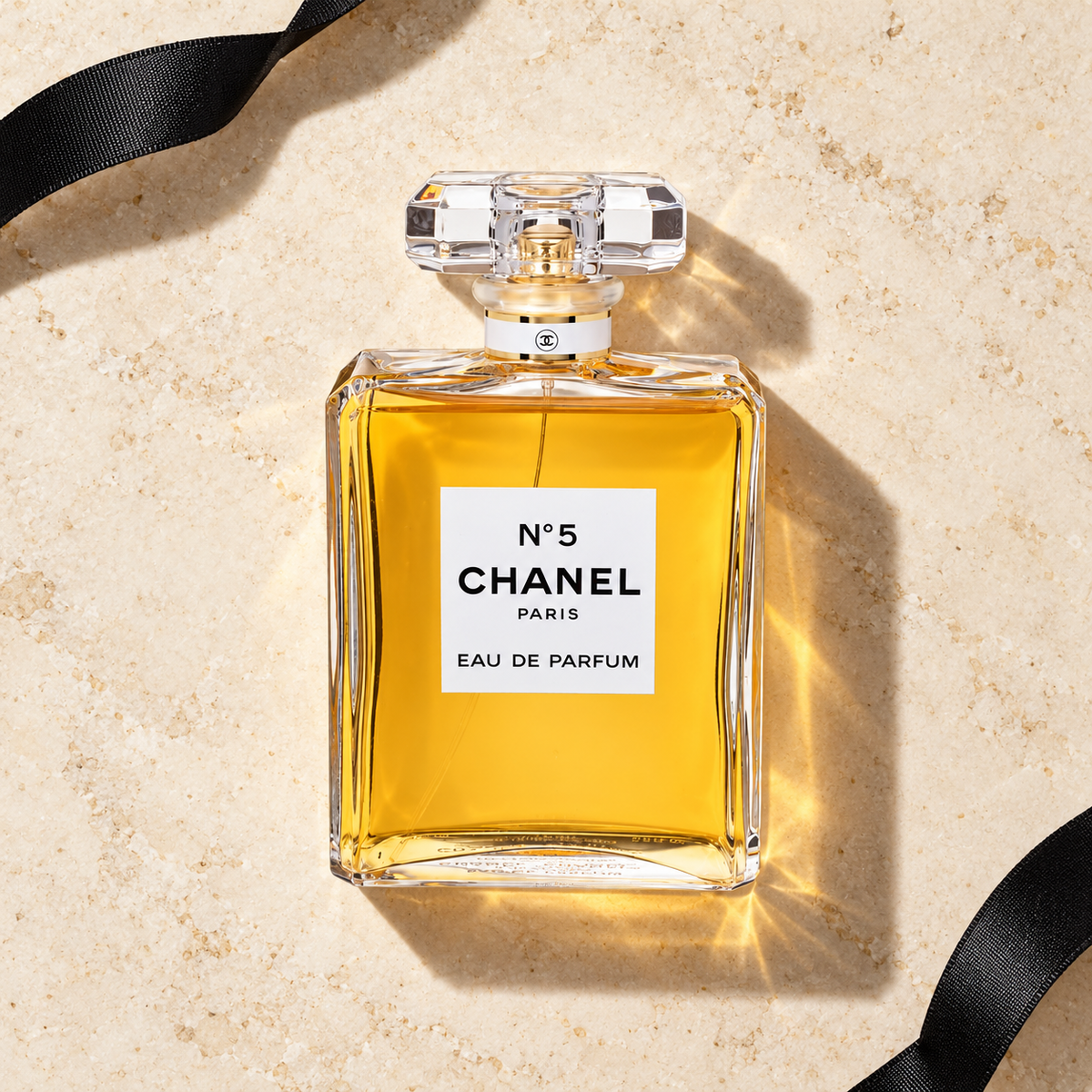 Chanel No.5 200 ml – parfém v prostředí, pohled shora s bočním stínem