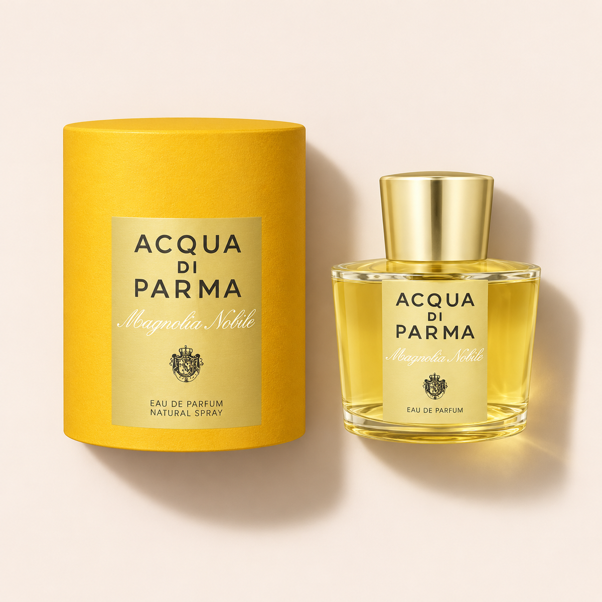 Acqua di Parma Le Nobili Magnolia Nobile 100 ml – flakon s originálním obalem na béžovém pozadí, pohled shora