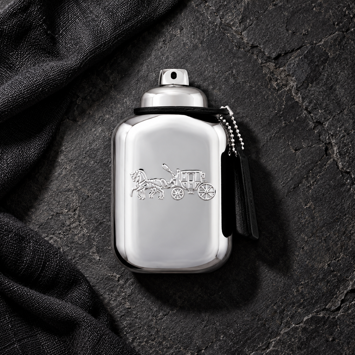 Coach Platinum EDP 100 ml – parfém v prostředí, pohled shora s bočním stínem