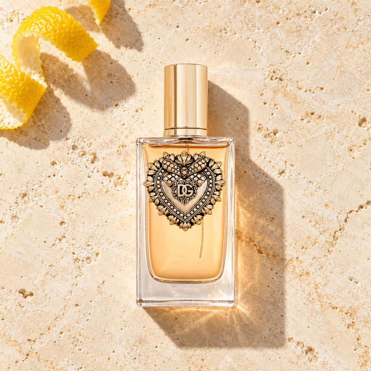 Dolce&Gabbana Devotion EDP 100 ml – parfém v prostředí, pohled shora s bočním stínem