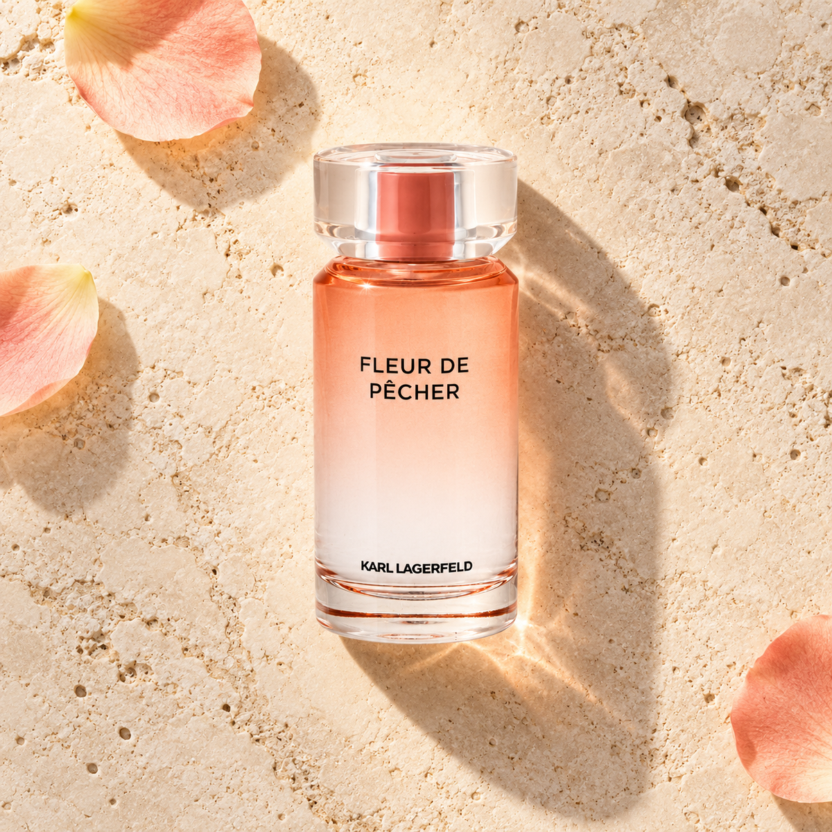 Karl Lagerfeld Les Parfums Matières Fleur de Pêcher EDP 100 ml – parfém v prostředí, pohled shora s bočním stínem