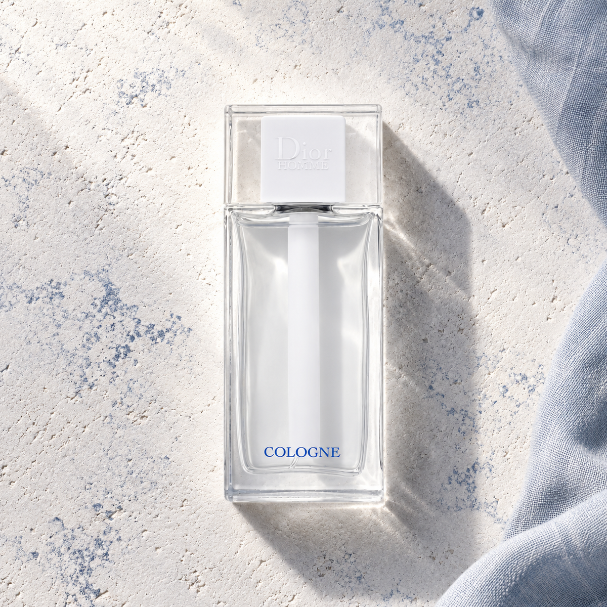 Dior Homme Cologne 2022 EDC 75 ml – parfém v prostředí, pohled shora s bočním stínem