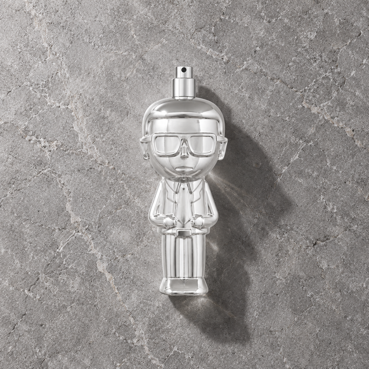 Karl Lagerfeld Ikonik EDP 100 ml – parfém v prostředí, pohled shora s bočním stínem