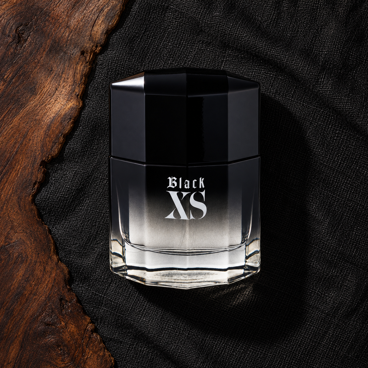 Paco Rabanne Black XS 2018 EDT 100 ml – parfém v prostředí, pohled shora s bočním stínem