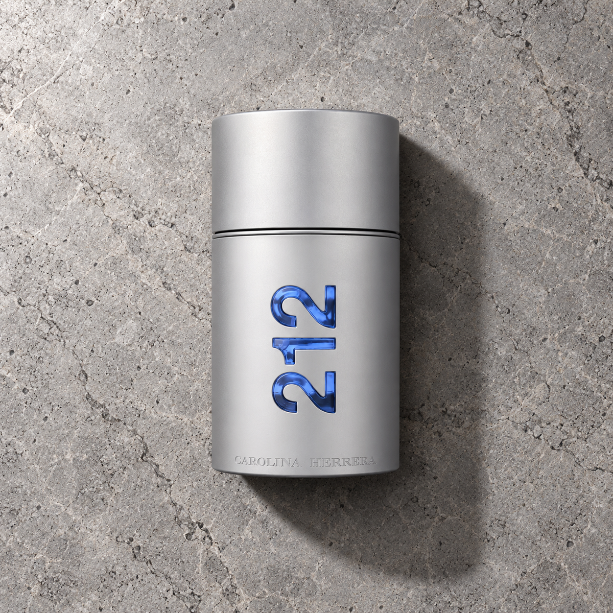 Carolina Herrera 212 NYC Men EDT 50 ml – parfém v prostředí, pohled shora s bočním stínem
