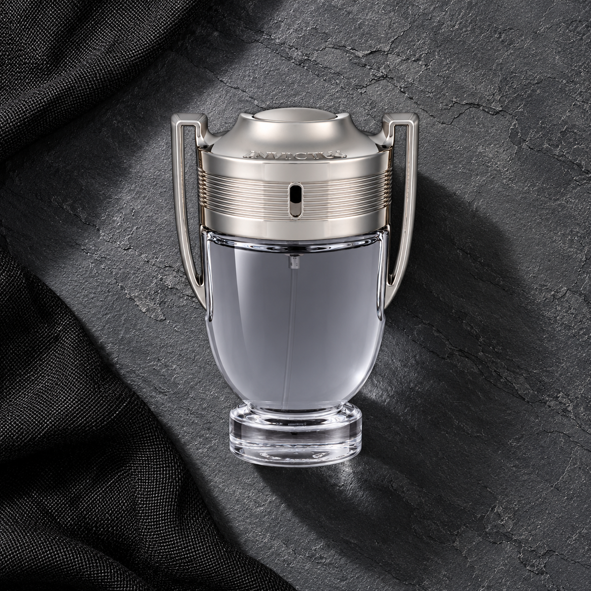 Paco Rabanne Invictus EDT 100 ml – parfém v prostředí, pohled shora s bočním stínem