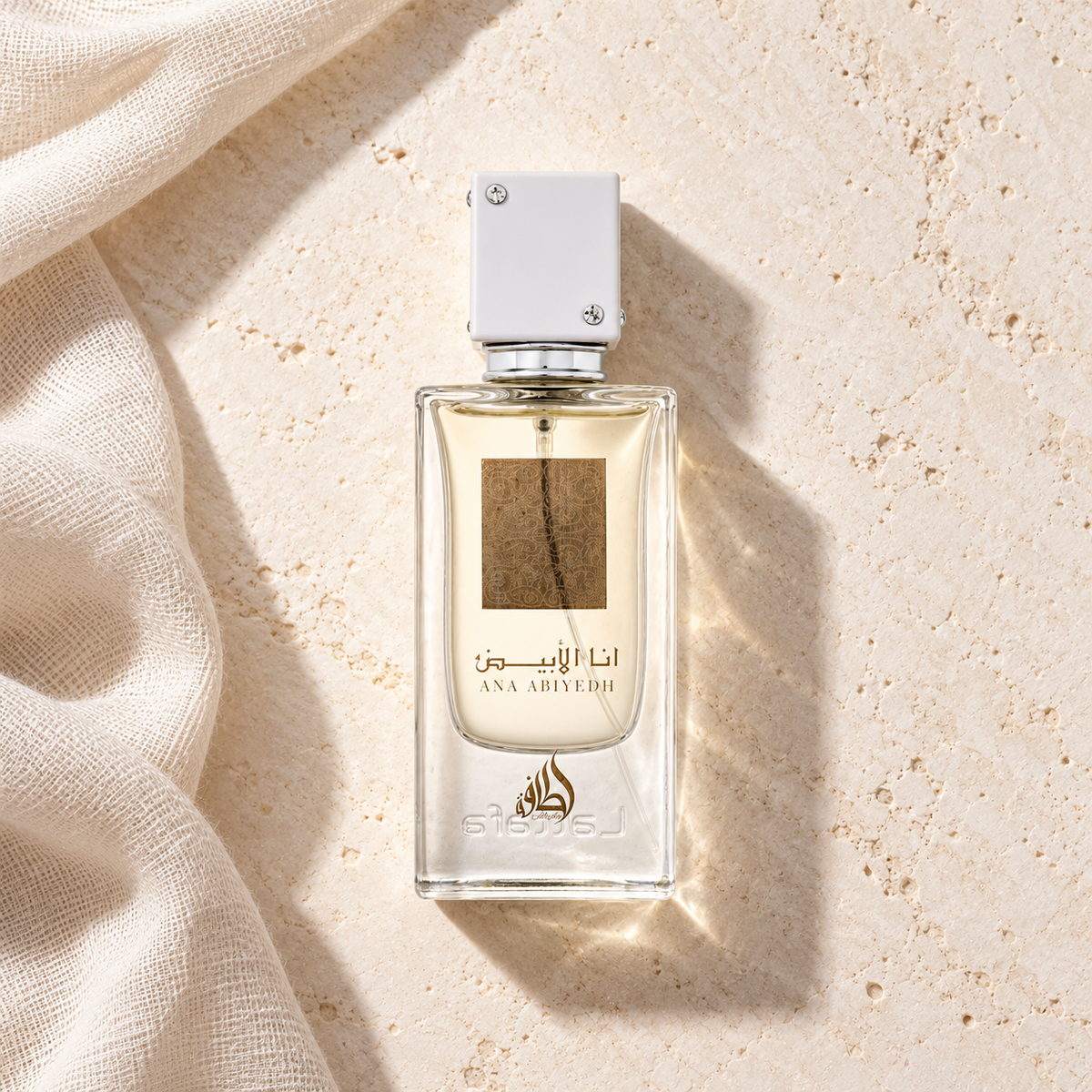Lattafa Ana Abiyedh EDP 60 ml – parfém v prostředí, pohled shora s bočním stínem
