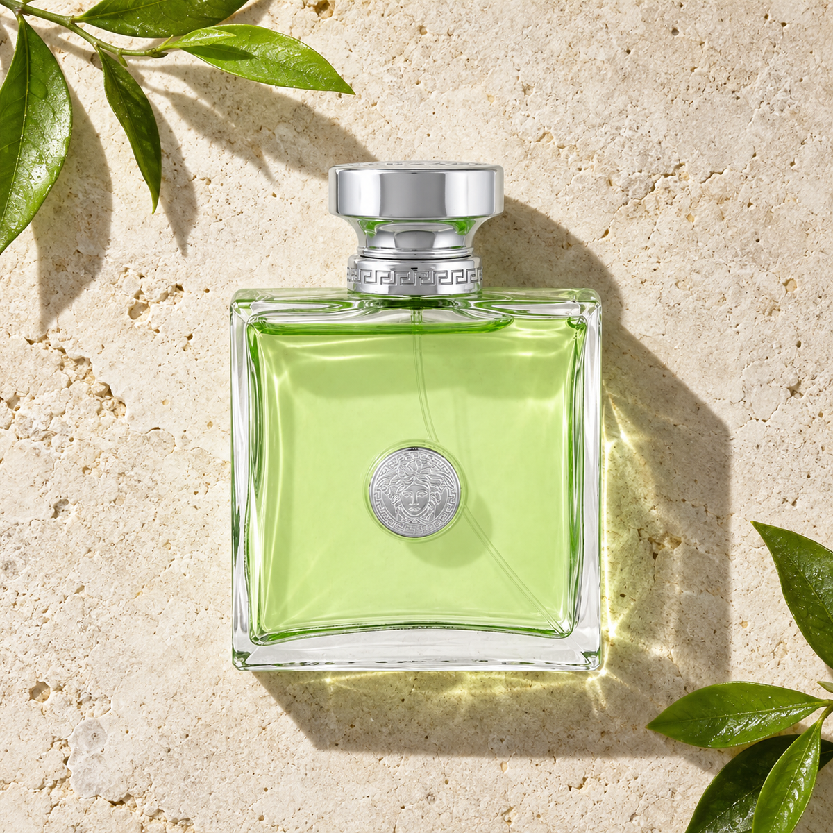 Versace Versense EDT 100 ml – parfém v prostředí, pohled shora s bočním stínem