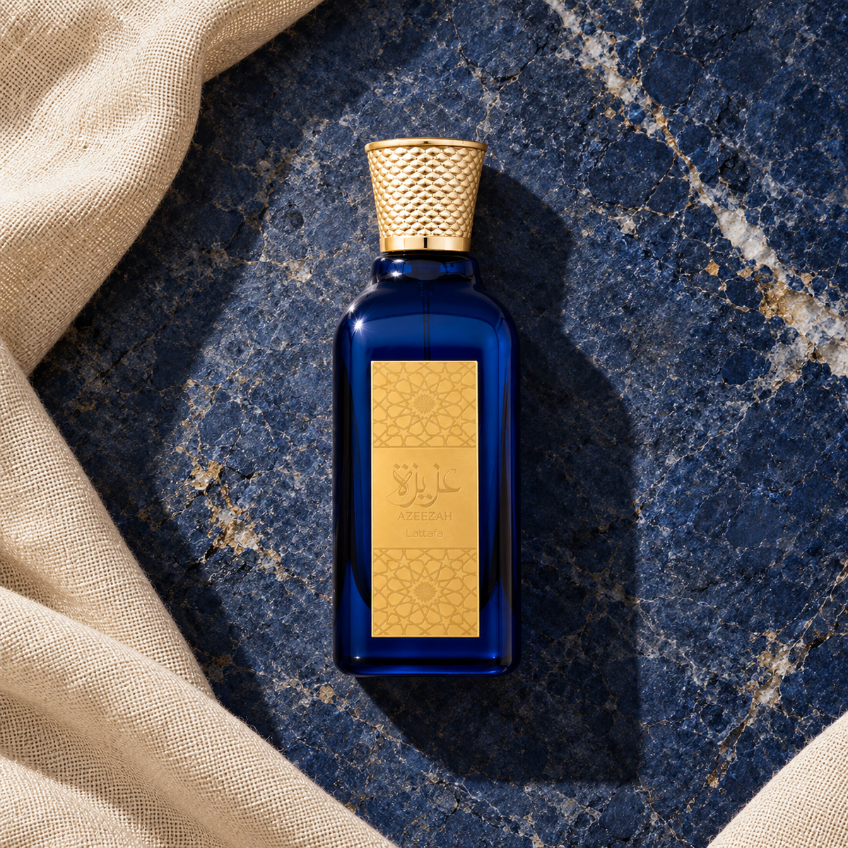 Lattafa Azeezah EDP 100 ml – parfém v prostředí, pohled shora s bočním stínem