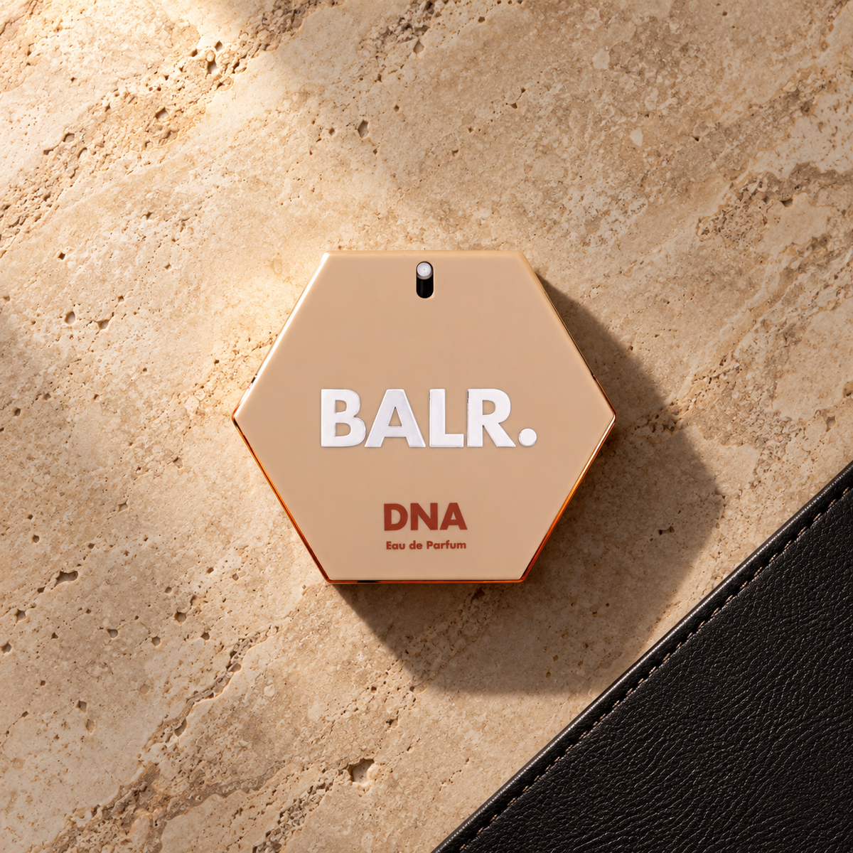 BALR. DNA 50 ml – parfém v prostředí, pohled shora s bočním stínem