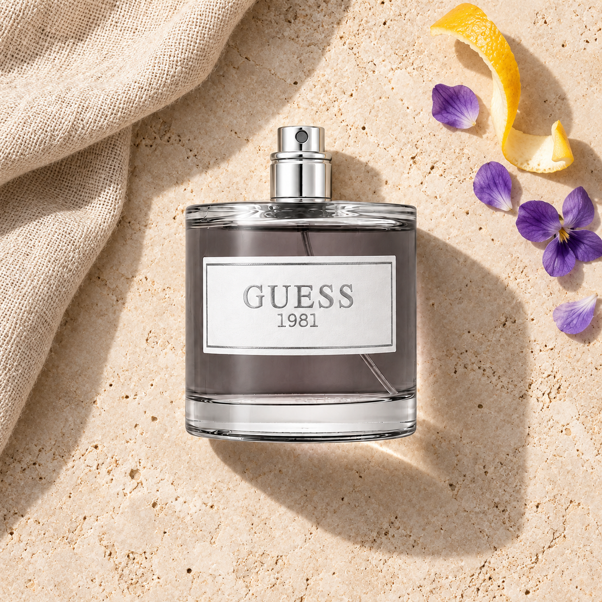 GUESS Guess 1981 100 ml – parfém v prostředí, pohled shora s bočním stínem