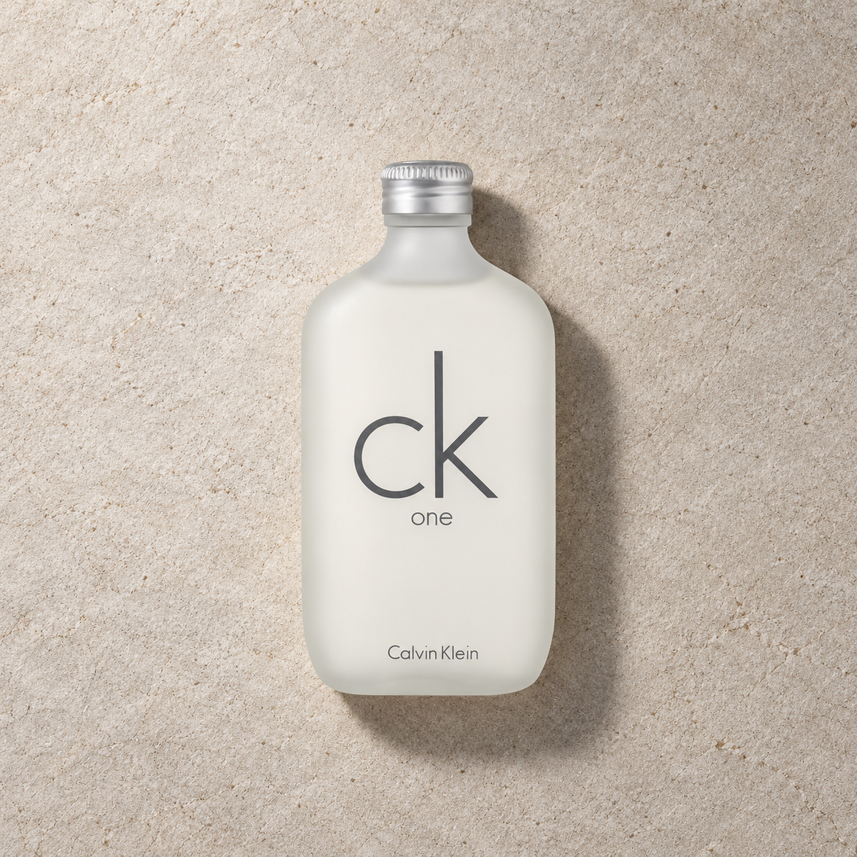 Calvin Klein CK One EDT 200 ml – parfém v prostředí, pohled shora s bočním stínem
