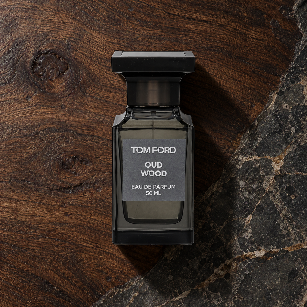 TOM FORD Private Blend Oud Wood EDP 50 ml – parfém v prostředí, pohled shora s bočním stínem