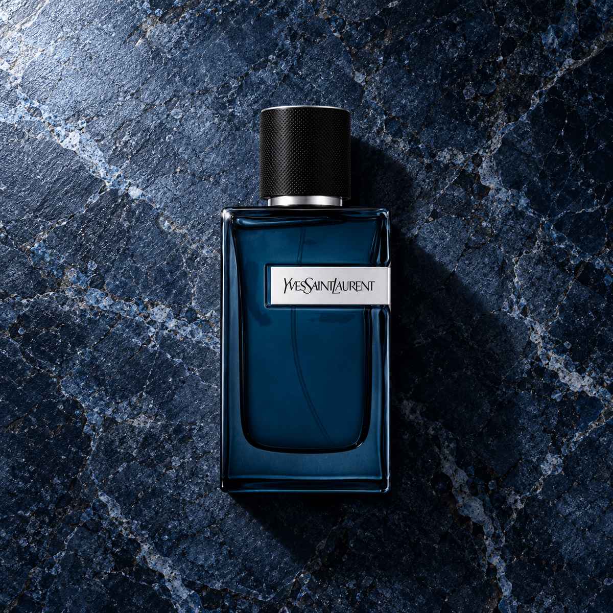 Yves Saint Laurent Y EDP Intense 100 ml – parfém v prostředí, pohled shora s bočním stínem