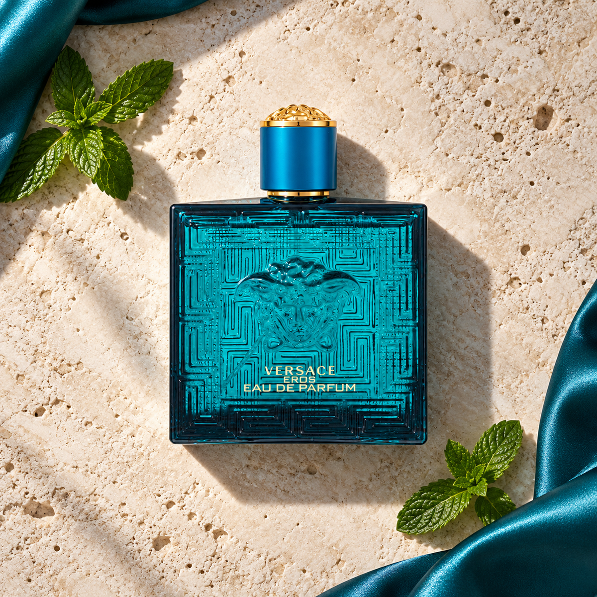 Versace Eros EDP 100 ml – parfém v prostředí, pohled shora s bočním stínem
