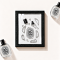 Parfémový obraz Fleur de Peau Eau de Toilette Diptyque v černém rámu – profesionální ilustrační fotografie